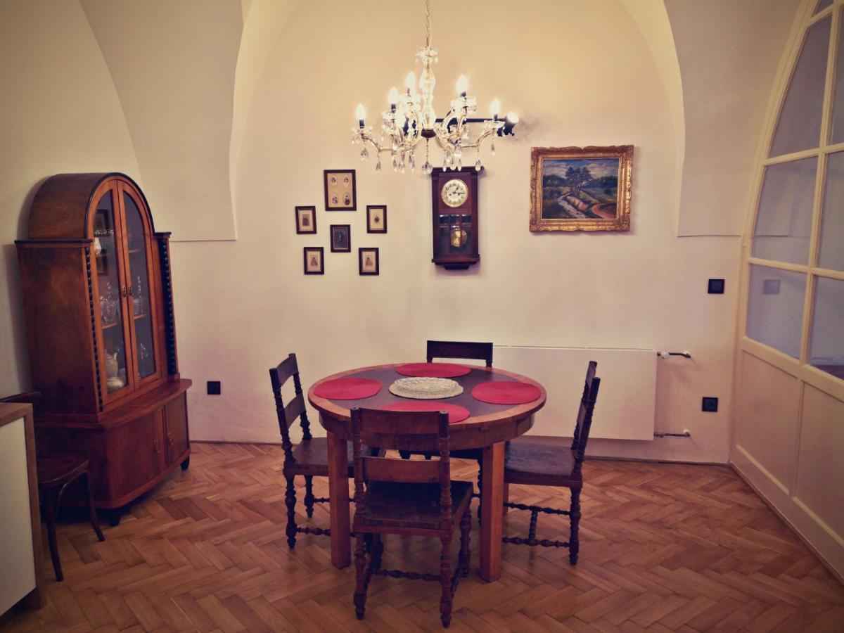 Na Trojmezi, Leopold Apartment