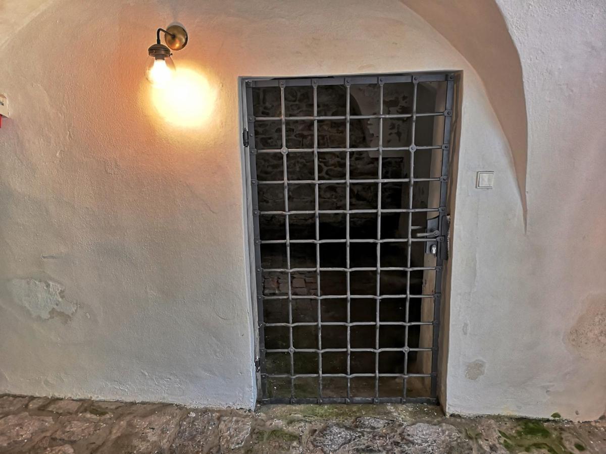 Na Trojmezi, Leopold Apartment