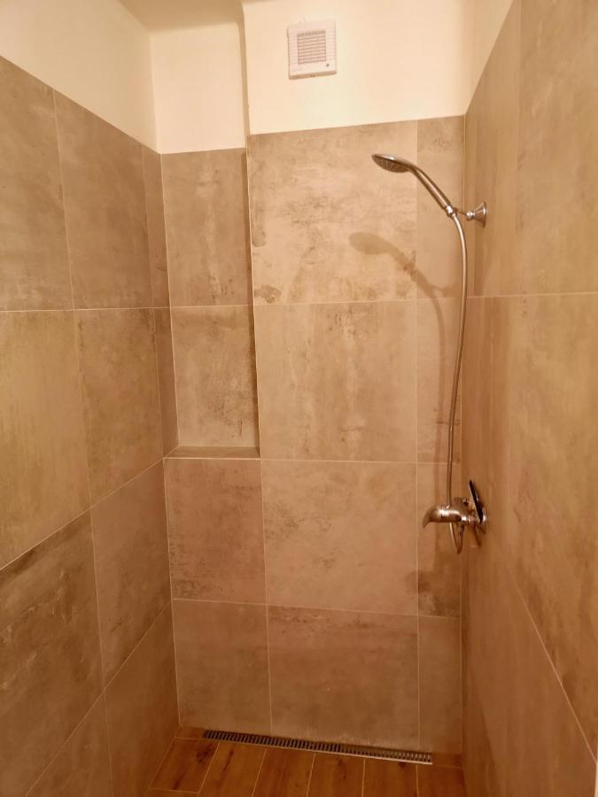 Na Trojmezí, Leopold Apartamento